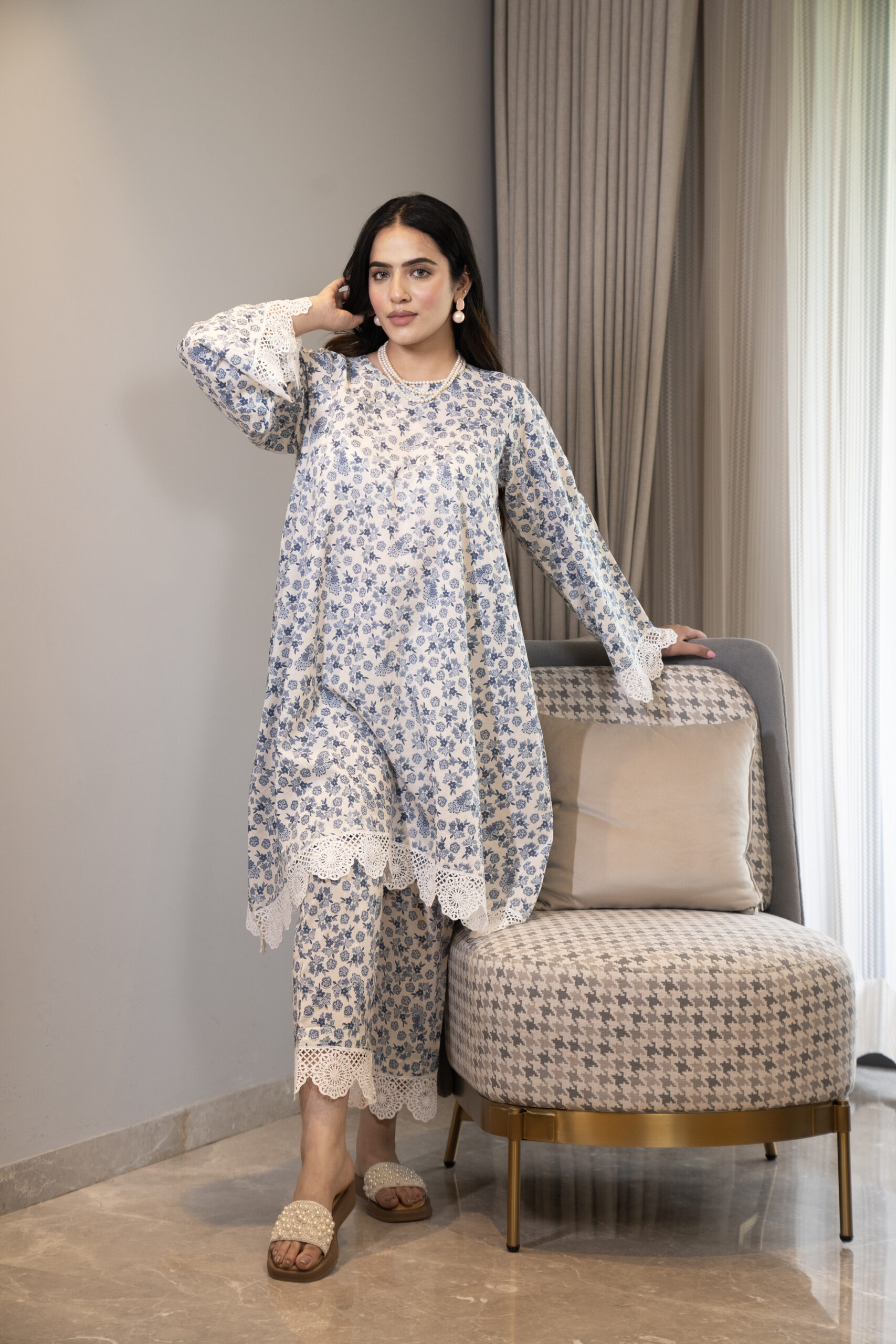 Blue and white printed floral kurta with straight pants (Co-ord Set) - Image 3