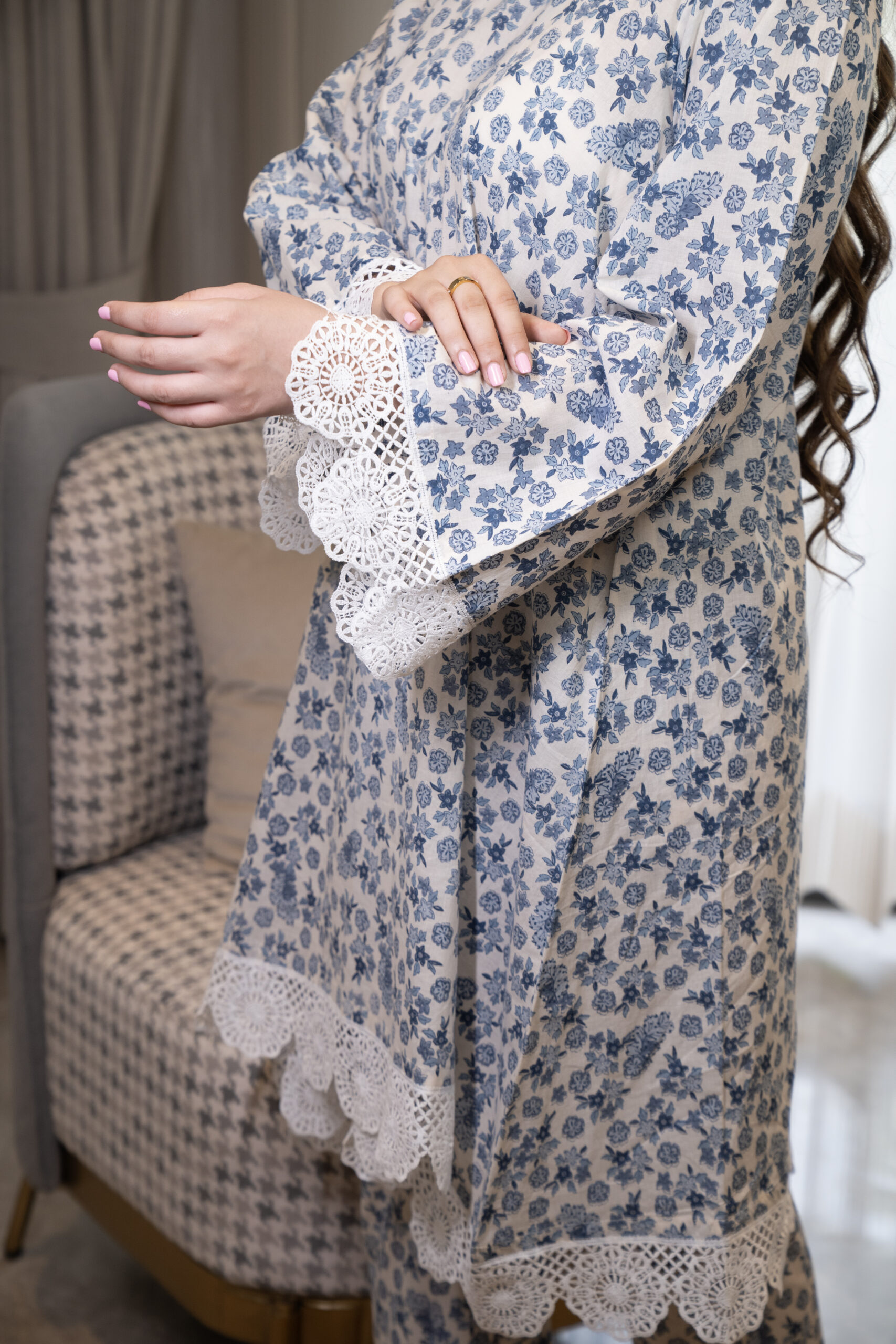 Blue and white printed floral kurta with straight pants (Co-ord Set) - Image 2