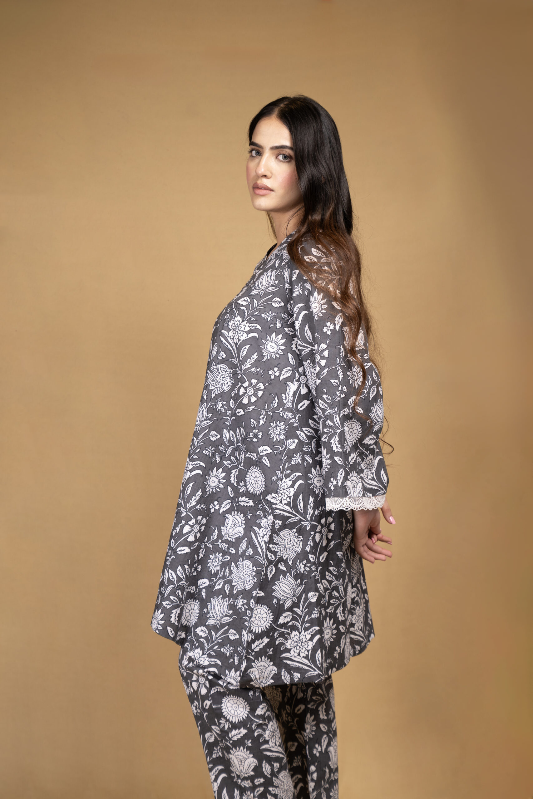 Grey flared kurta with floral motifs and straight pants (Co-ord Set) - Image 2