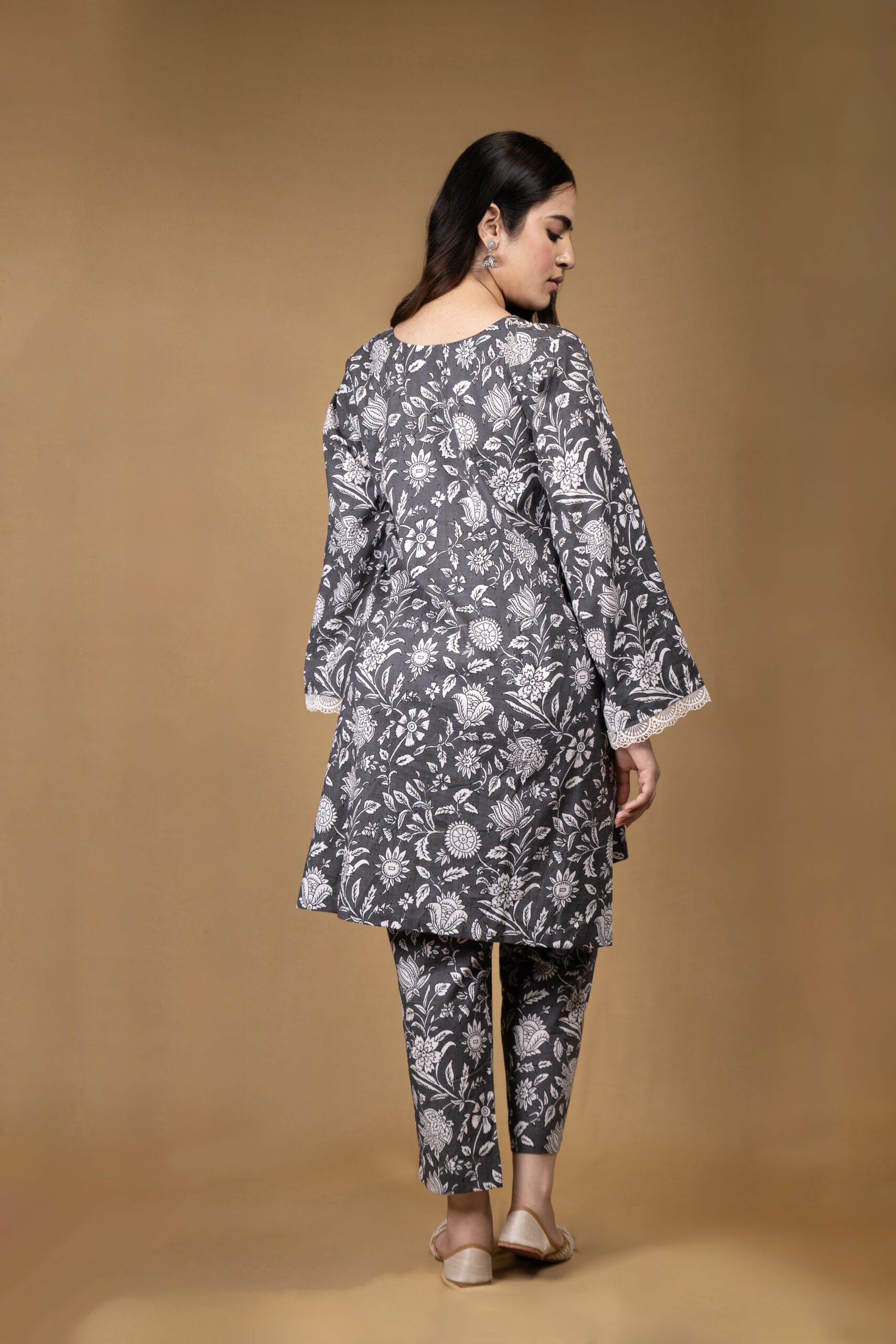 Grey flared kurta with floral motifs and straight pants (Co-ord Set) - Image 4