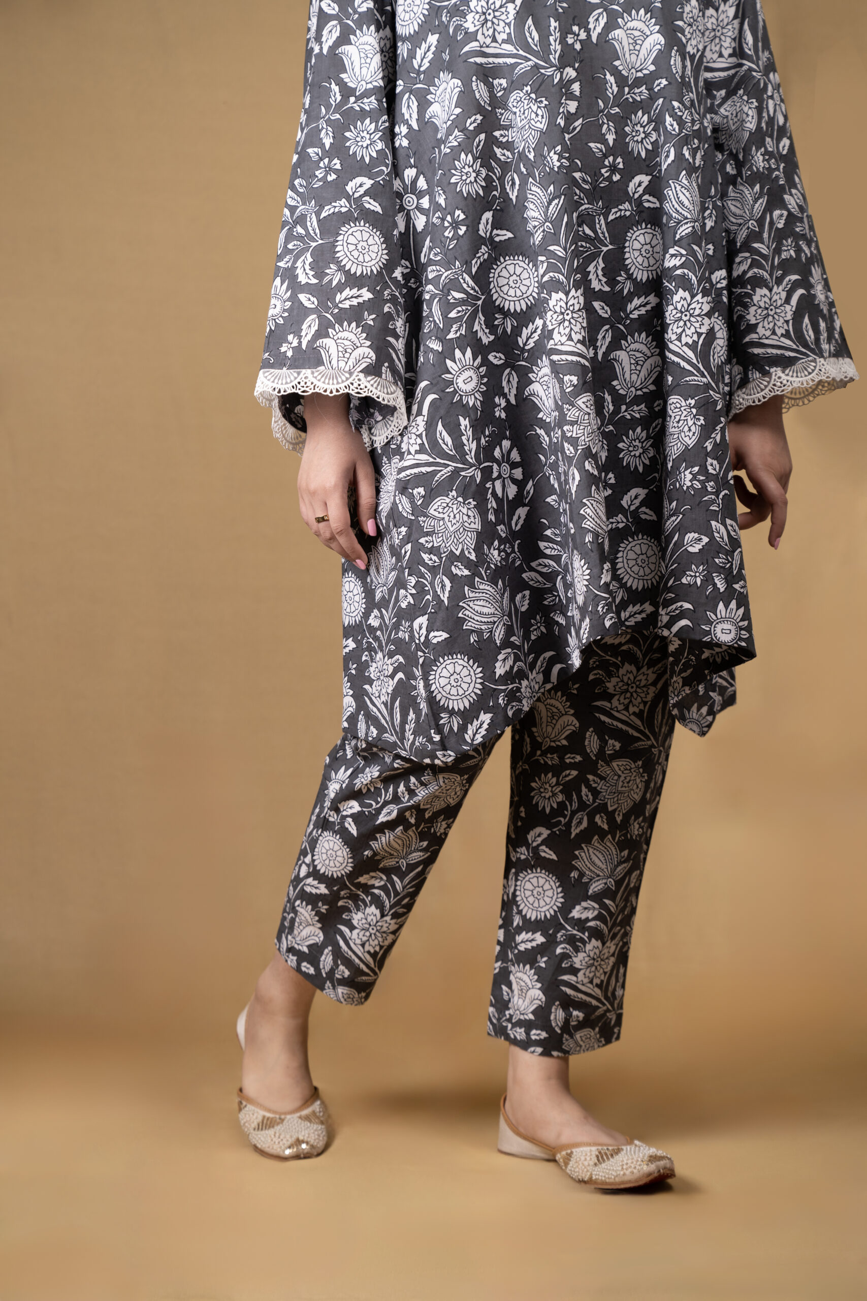 Grey flared kurta with floral motifs and straight pants (Co-ord Set) - Image 5