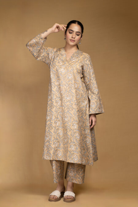 A line printed full sleeves kurta set