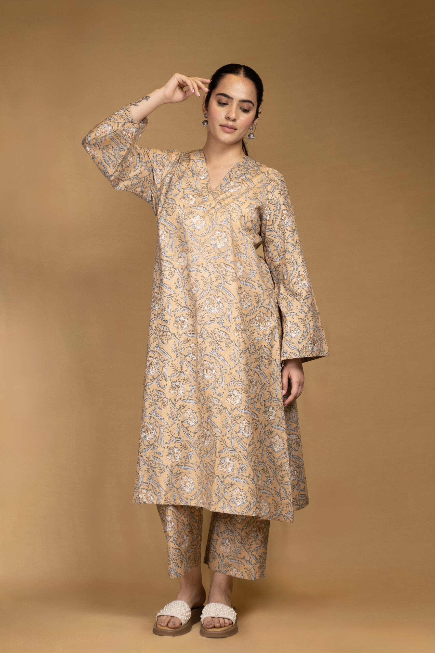 A line printed full sleeves kurta set