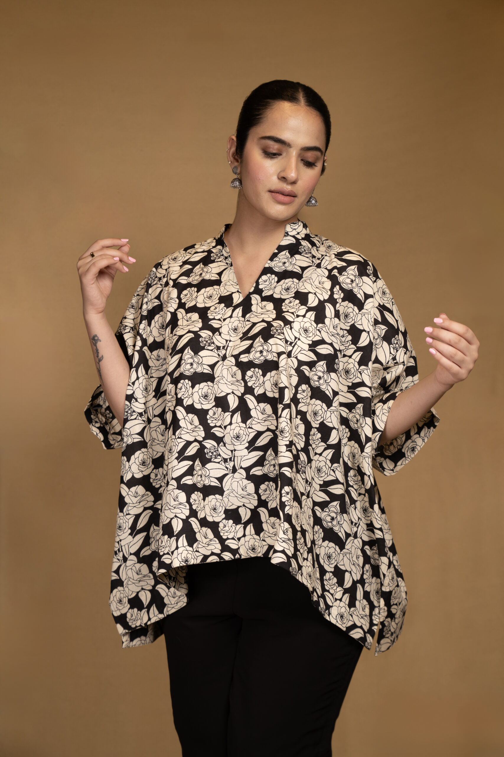 Black and off-white printed floral kaftan top - Image 5