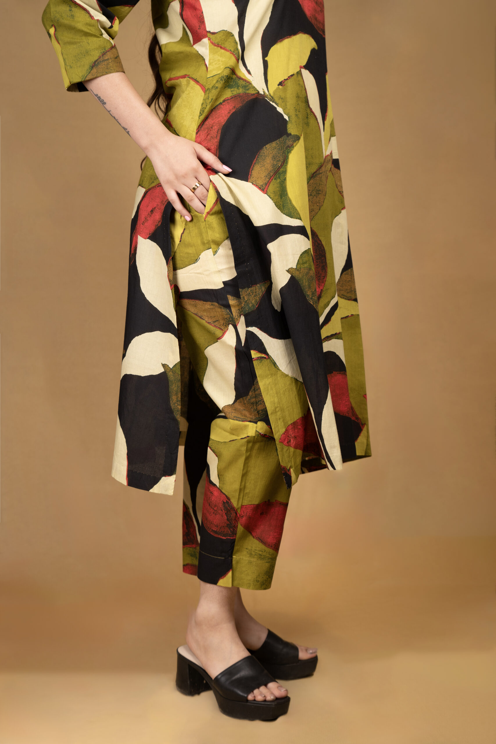 Staight printed kurta with abstract print with pants - Image 5