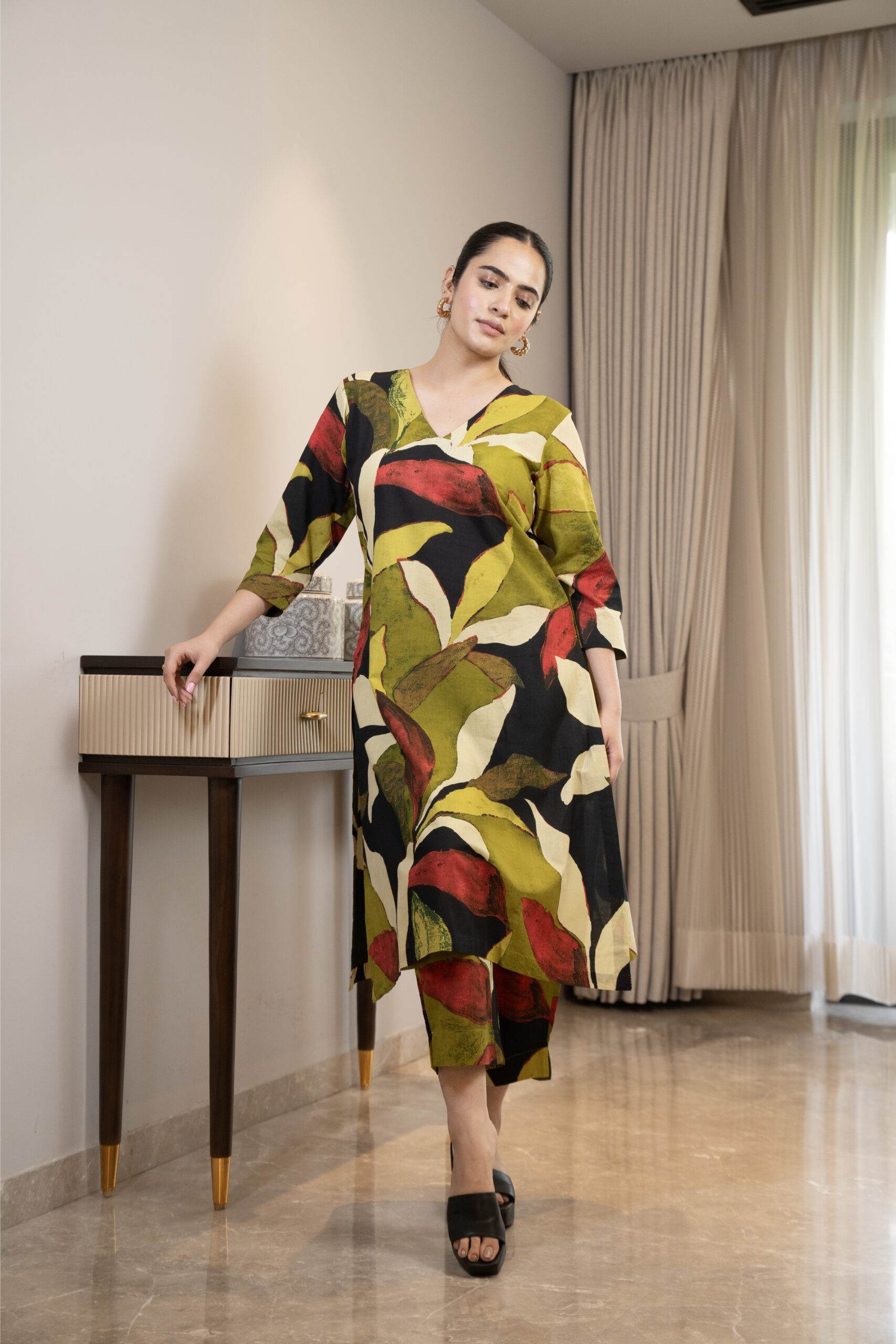 Staight printed kurta with abstract print with pants - Image 3