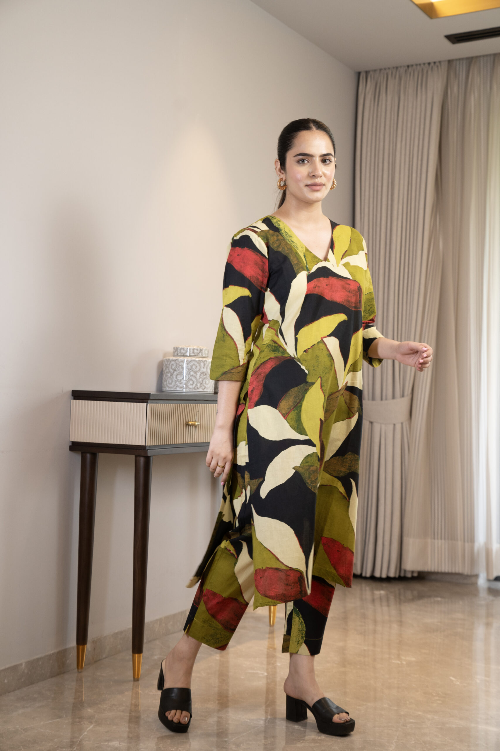 Staight printed kurta with abstract print with pants - Image 2