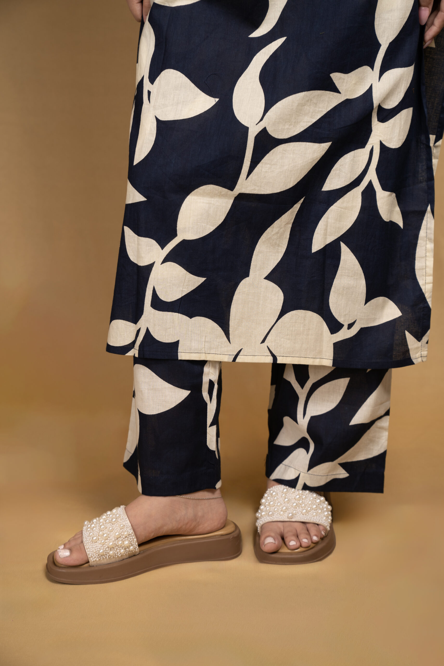 Straight blue sleeveless kurta set - Image 3