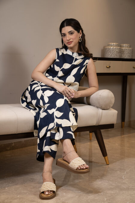 Straight blue sleeveless kurta set