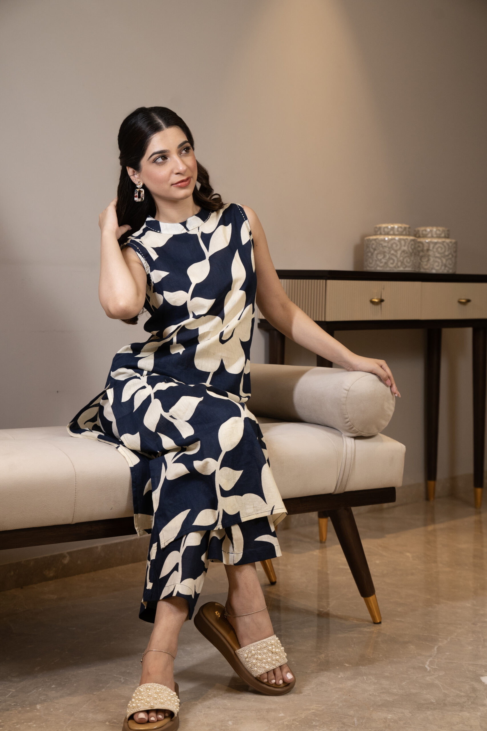 Straight blue sleeveless kurta set - Image 2