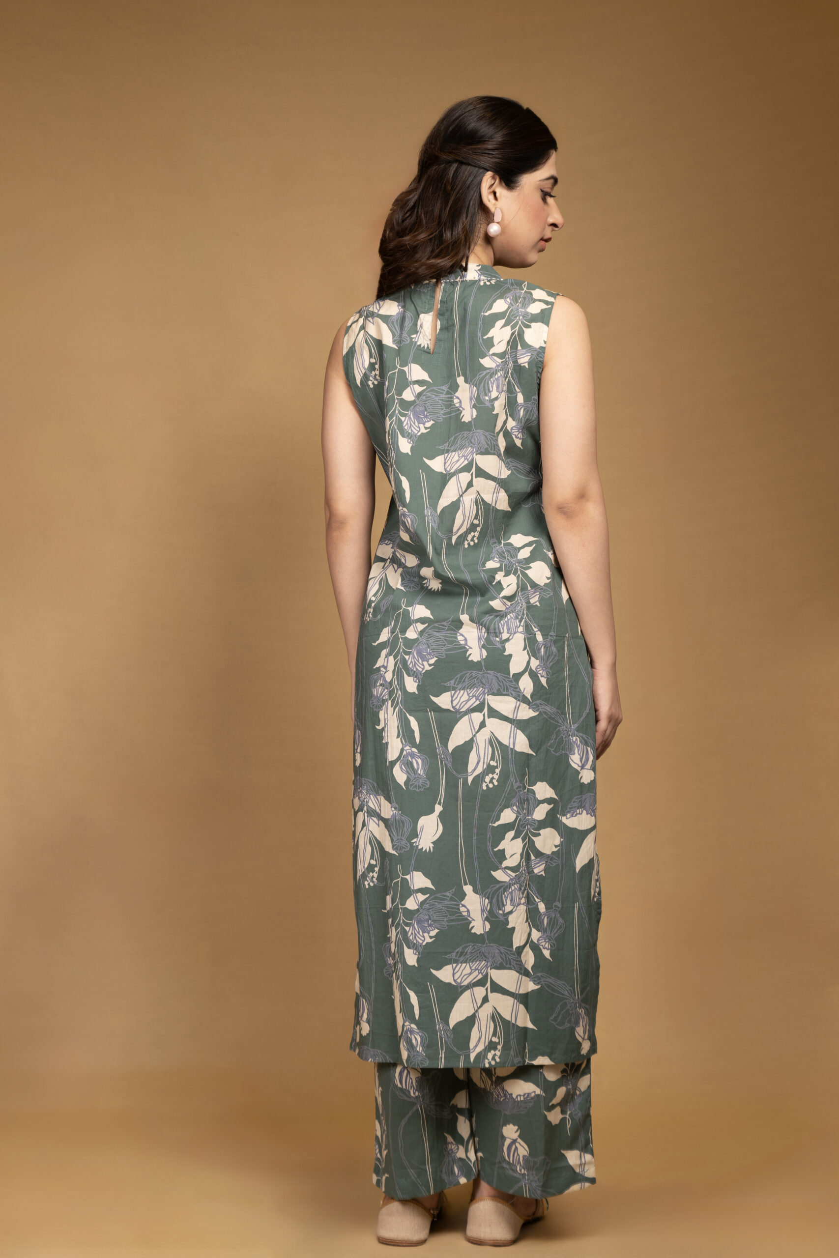 Straight green sleeveless kurta set - Image 4