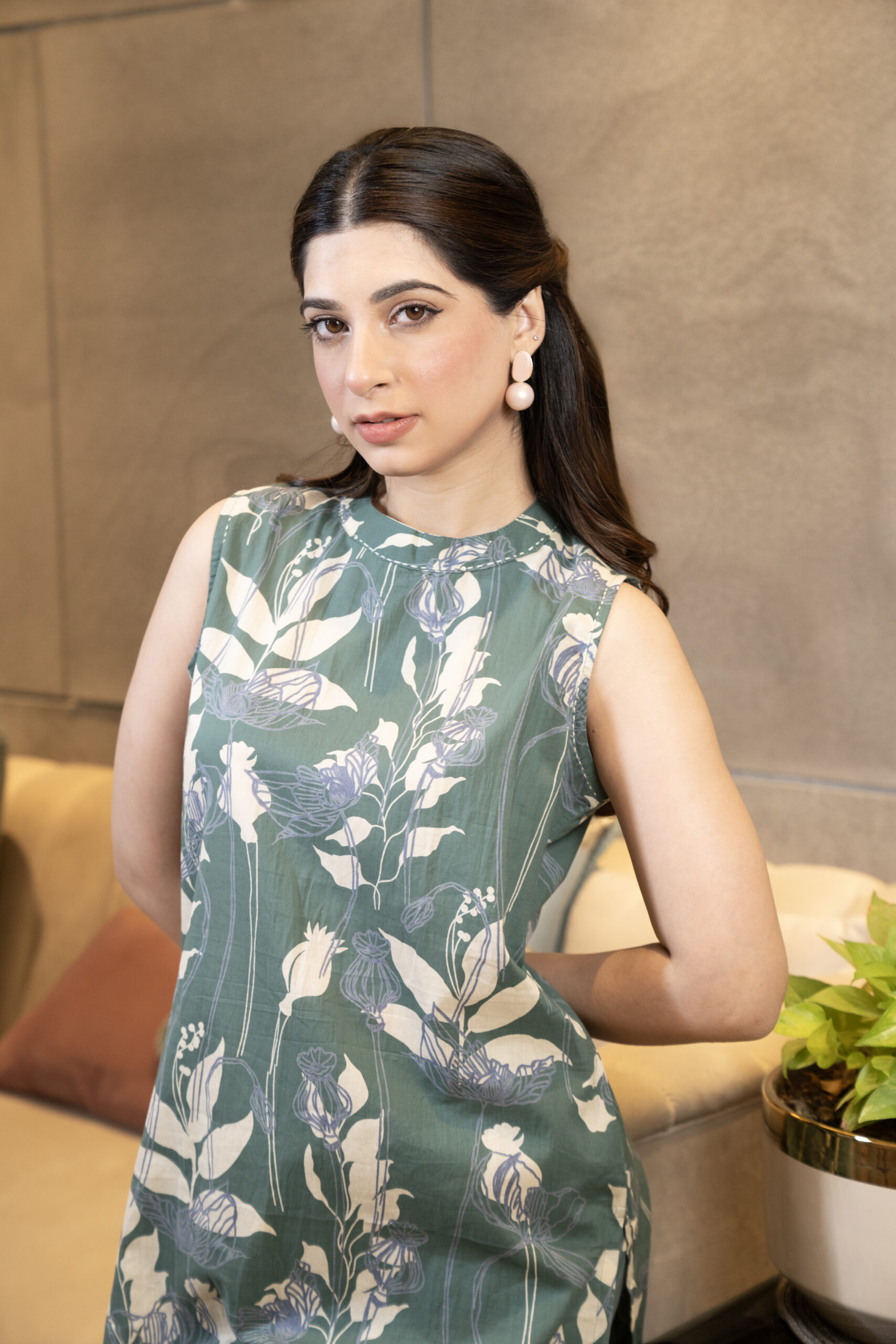 Straight green sleeveless kurta set - Image 2